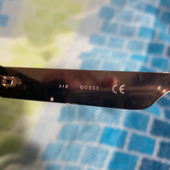 Guess - Picture 4 of 5